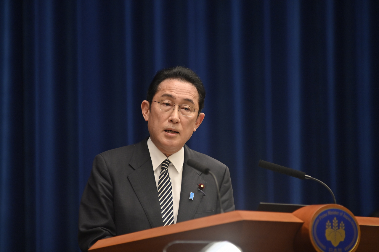 [사진=기시다 후미오 일본 총리가 17일 도쿄 총리관저에서 기자회견을 열어 입국 및 검역 규제를 완화하는 내용의 신종 코로나바이러스 감염증(코로나19) 대응 방침을 발표하고 있다. 일본 정부는 다음 달부터 관광을 제외한 외국인 신규 입국을 하루 5000 명까지 허용하고, 입국 후 격리 기간도 원칙적으로 3일로 단축하기로 했다.][연합]