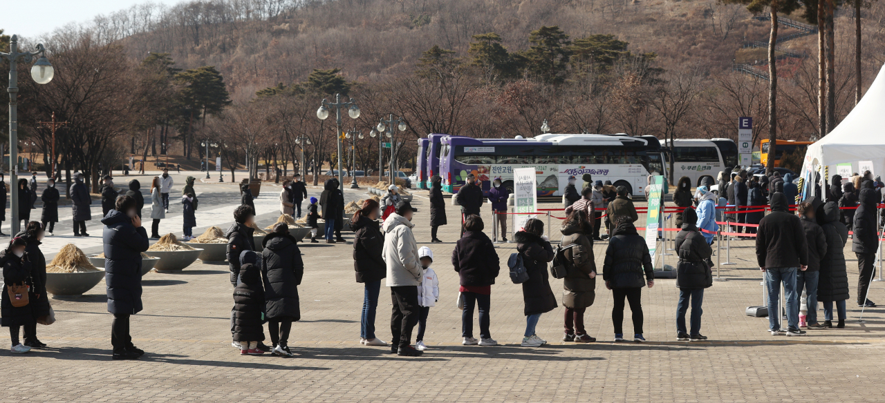 [사진=20일 서울 마포구 월드컵공원에 마련된 코로나19 임시 선별검사소를 찾은 시민들이 코로나19 검사를 받기 위해 줄을 서 있다. 중앙방역대책본부는 이날 0시 기준으로 신규 확진자가 10만4829명 늘어 누적 196만2837명으로 집계됐다고 밝혔다.][연합]