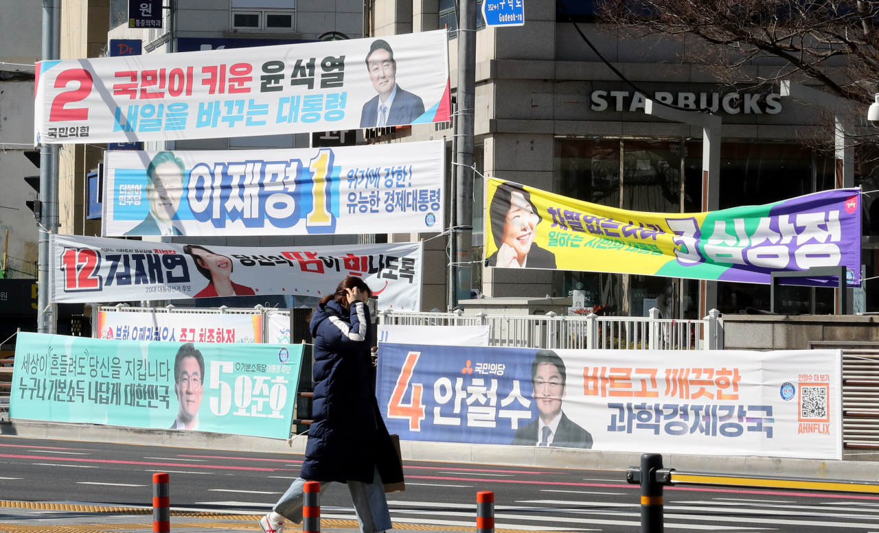 [사진=제20대 대통령선거 공식 선거운동 이틀째인 16일 부산 중구 광복로 입구에 각 후보의 현수막이 걸려 있다.] [연합]
