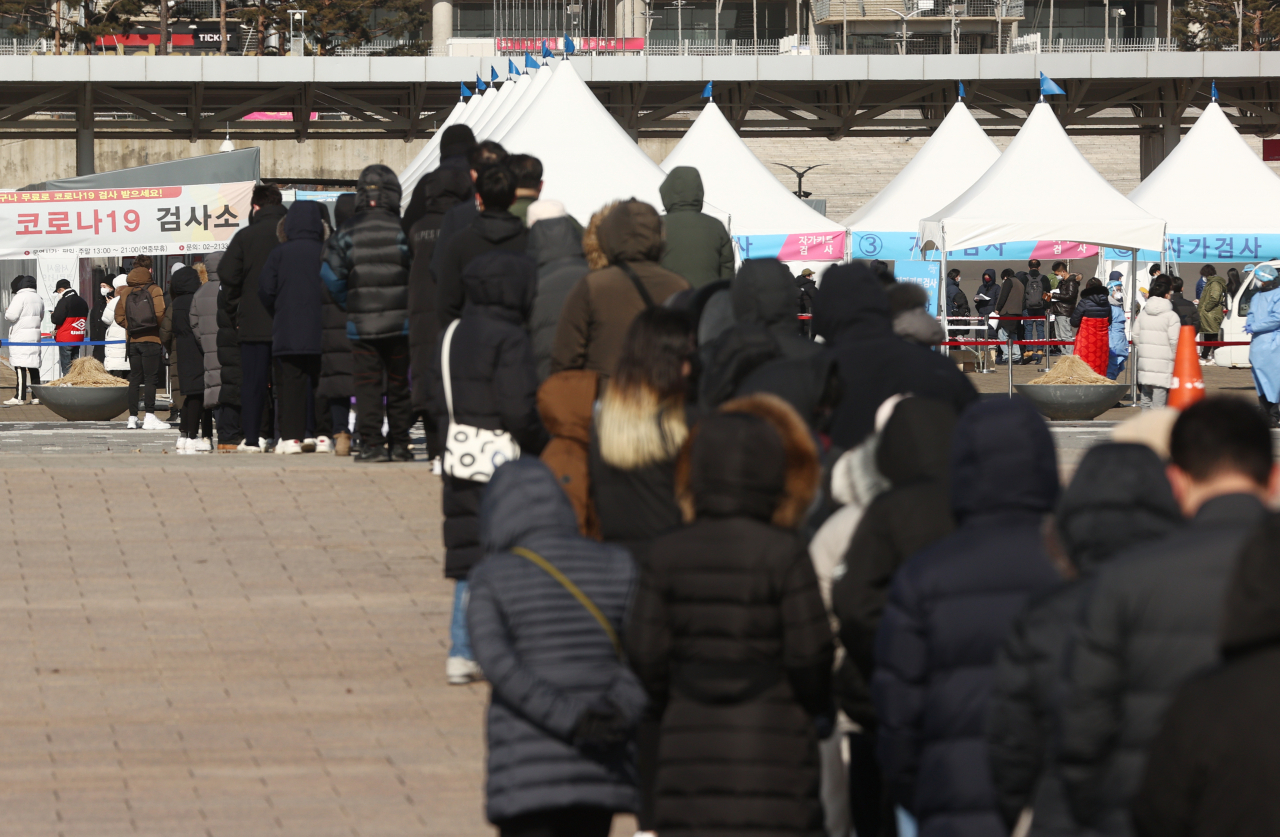 [사진=20일 서울 마포구 월드컵공원에 마련된 코로나19 임시 선별검사소를 찾은 시민들이 코로나19 검사를 받기 위해 줄을 서 있다. 중앙방역대책본부는 이날 0시 기준으로 신규 확진자가 10만4829명 늘어 누적 196만2837명으로 집계됐다고 밝혔다.][연합]