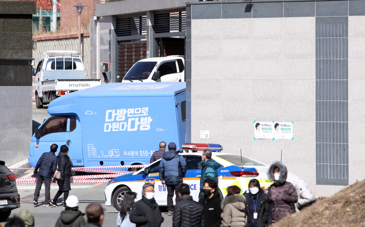 박근혜 전 대통령이 퇴원 후 머무를 것으로 알려진 대구 달성군 한 전원주택에 20일 이삿짐 차량이 드나들고 있다. [연합]