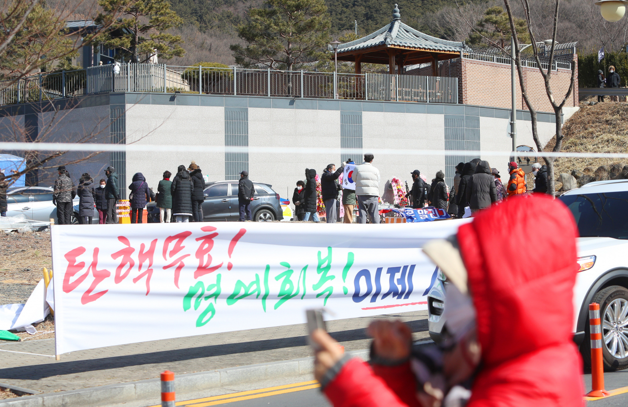 박근혜 전 대통령이 퇴원 후 머무를 것으로 알려진 대구 달성군 한 전원주택 인근에 20일 박 전 대통령을 환영하고 지지하는 현수막이 걸려있다. [연합]