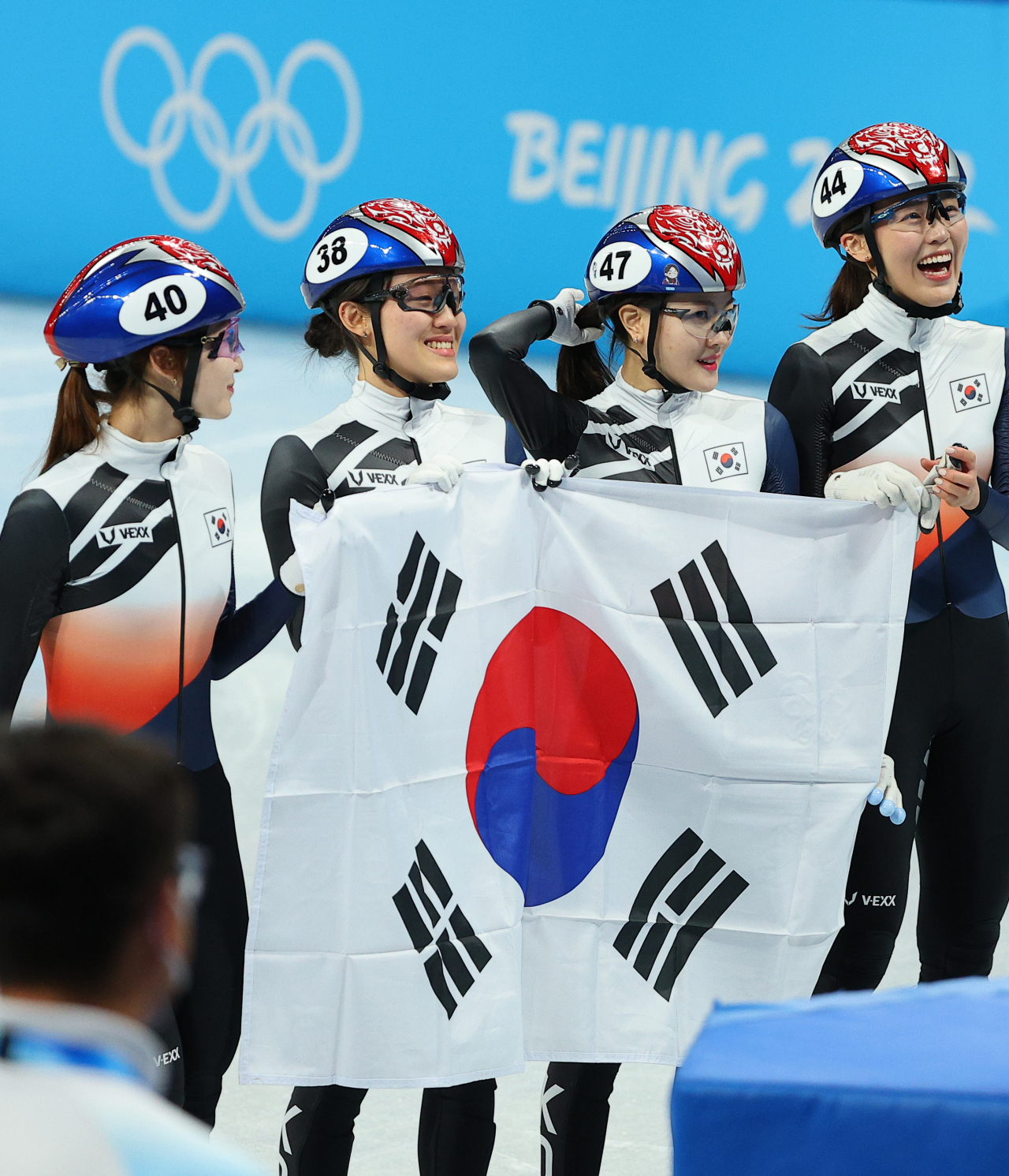 쇼트트랙 여자계주 3000m 은메달을 획득한 한국 쇼트트랙 대표팀이 태극기를 들고 기뻐하고 있다. 연합뉴스