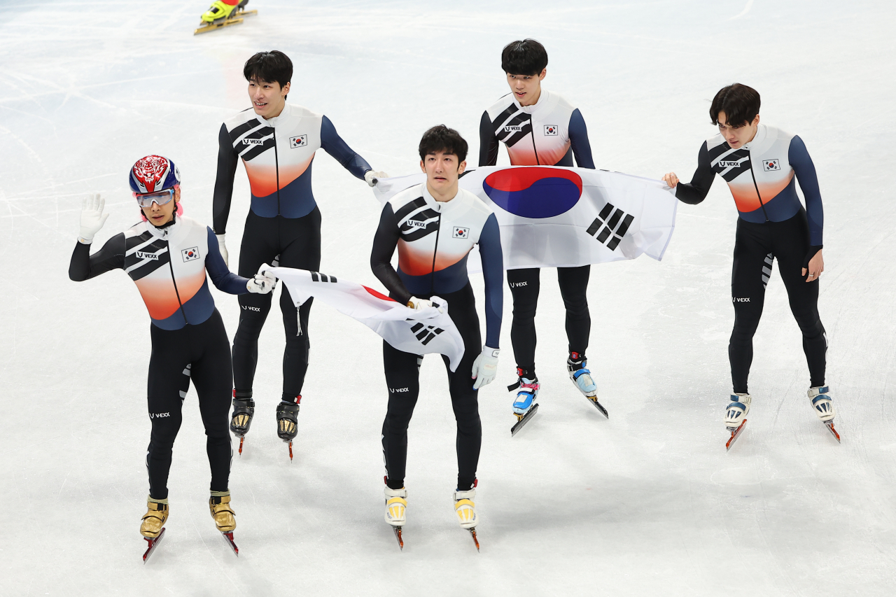 쇼트트랙 남자 5000m 계주 결승에서 은메달을 획득한 뒤 태극기를 들고서 기뻐하고 있다. 연합뉴스