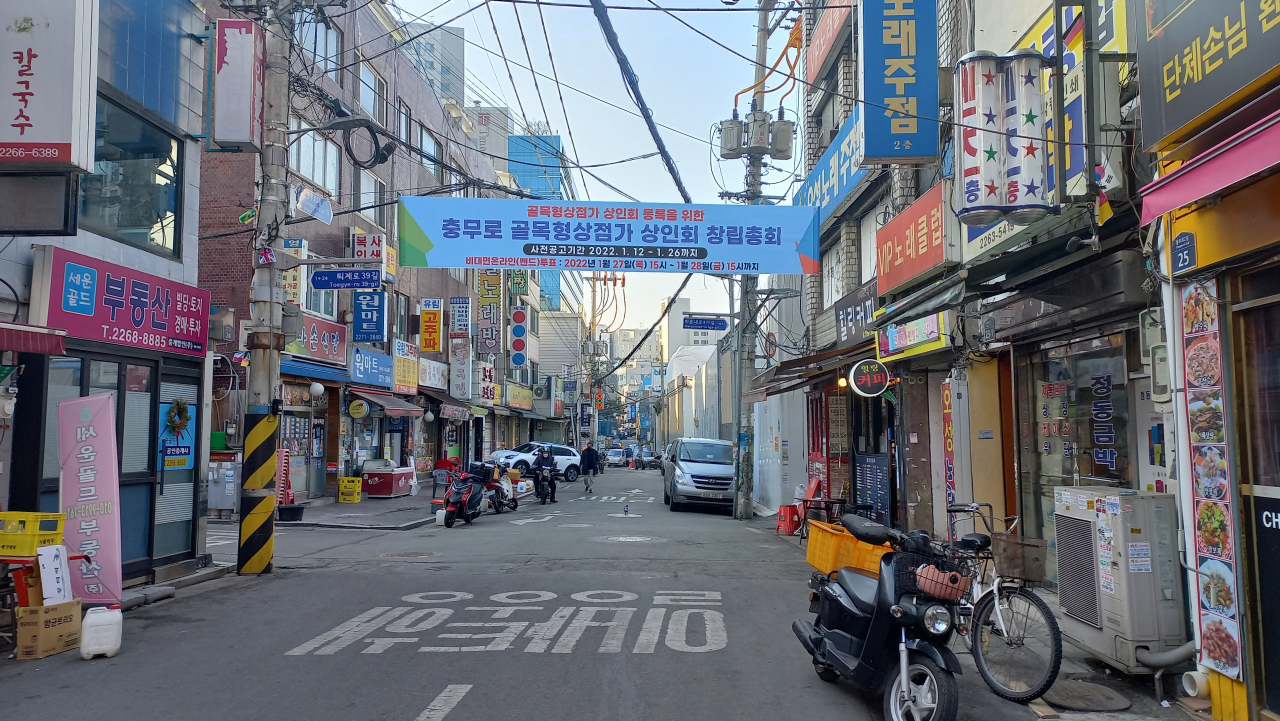 서울 중구가 충무로 먹자골목을 중구 제4호 골목형상점가로 지정했다고 21일 밝혔다. 사진은 서울 중구 충무로 먹자골목의 모습. [중구 제공]
