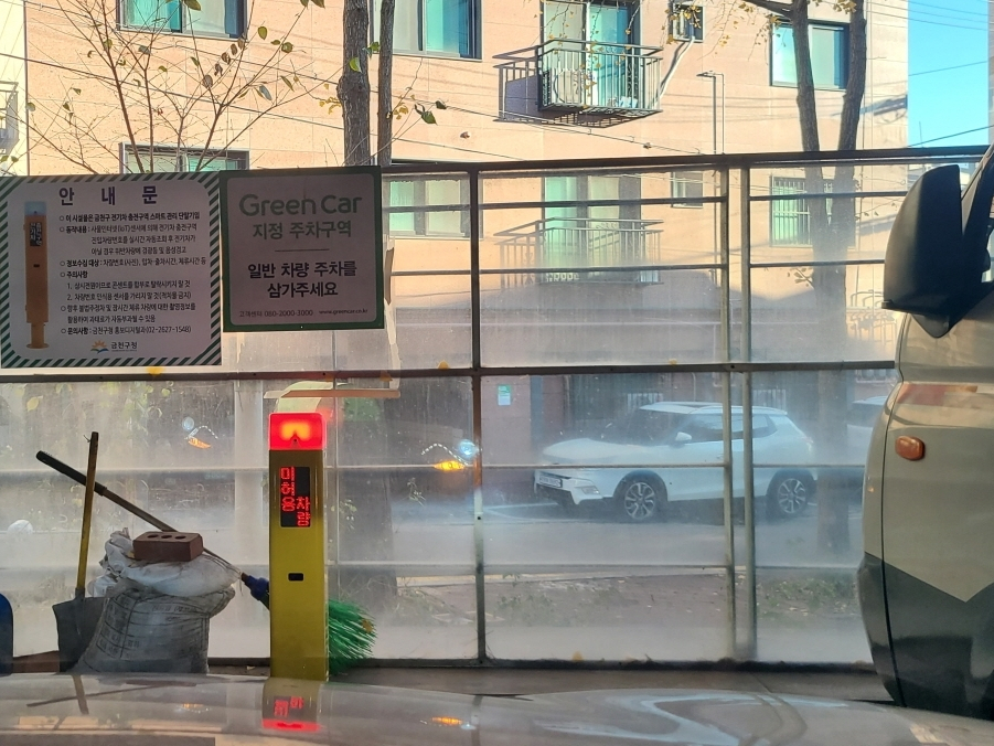 서울 금천구는 전기차 전용 충전구역 내 불법 주·정차를 원천 차단하고 전기차의 충전 권리를 보장하기 위해 서울시 최초 ‘전기차 충전구역 스마트관리 서비스’를 도입했다고 21일 밝혔다. 사진은 전기차 충전구역 모습. [금천구 제공]