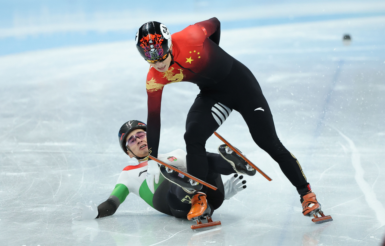 쇼트트랙 남자 1000m 결승에서 중국의 런쯔웨이가 헝가리의 류 샤오린 산도르를 밀쳐내고 결승선을 통과, 금메달을 따내 논란이 일었다. [연합]