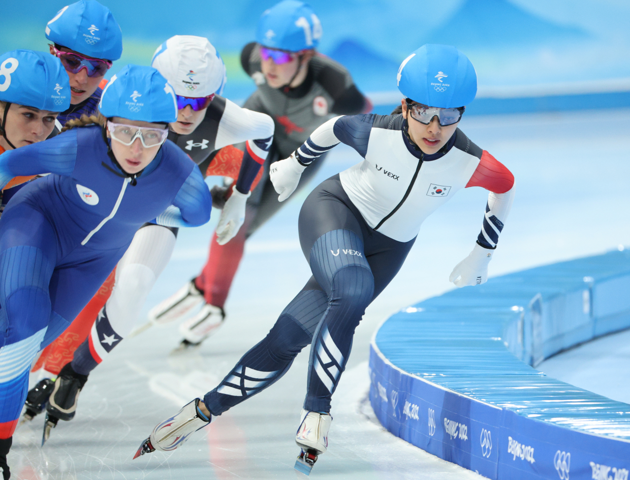 스피드스케이팅 국가대표 김보름(맨 오른쪽)씨가 19일 중국 베이징 국립 스피드스케이팅 경기장(오벌)에서 열린 2022 베이징 동계올림픽 여자 매스스타트 결승에서 역주하고 있다. [연합]