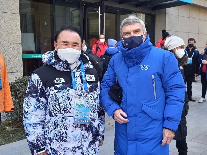 윤홍근 선수단장(왼쪽)과 바흐 IOC 위원장이 환담 이후 기념 사진을 촬영하고 있다.[제너시스BBQ 제공]