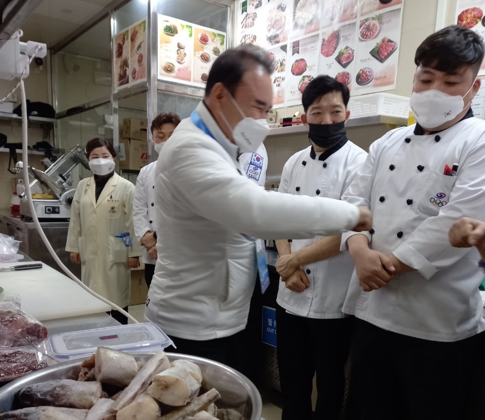 지난 6일 윤홍근 선수단장이 급식지원센터 방문하여 영양사와 요리사들을 격려하고 있다.[제너시스BBQ 제공]