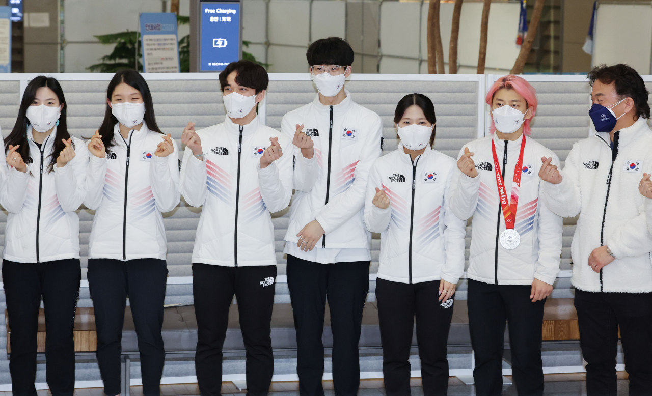 2022 베이징 동계올림픽에서 금메달 2개, 은메달 3개를 수확한 쇼트트랙 대표팀이 18일 귀국한 모습. [연합]