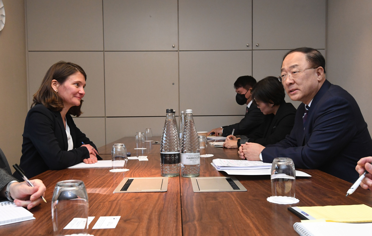 This photo, provided by the Ministry of Economy and Finance on Nov. 2, 2021, shows Finance Minister Hong Nam-ki (R) having talks with Marie Diron, managing director of the sovereign risk group at Moody's Investors Service in London. (Ministry of Economy and Finance)