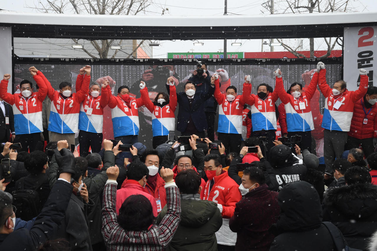 윤석열 국민의힘 대선 후보가 16일 오전 광주 광산구 송정매일시장에서 열린 거점유세에서 지지자들에게 인사하고 있다. [연합]