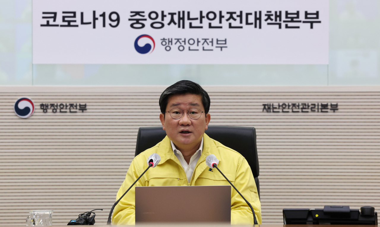 전해철 중앙재난안전대책본부 2차장(행정안전부 장관)이 21일 오전 세종시 정부세종2청사에서 열린 코로나19 대응 중앙재난안전대책본부 회의에서 발언하고 있다. [연합]