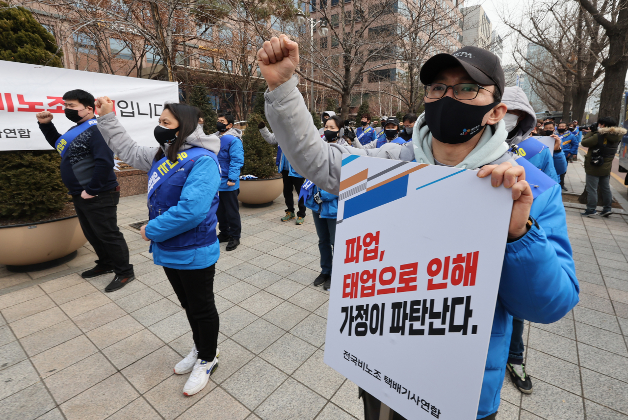 지난 13일 오후 서울 여의도 국회 앞에서 전국 비노조 택배기사연합 소속 기사들이 집회를 열고 민주노총 전국택배노동조합 CJ대한통운본부의 파업 중단을 촉구하는 구호를 외치고 있다. [연합]