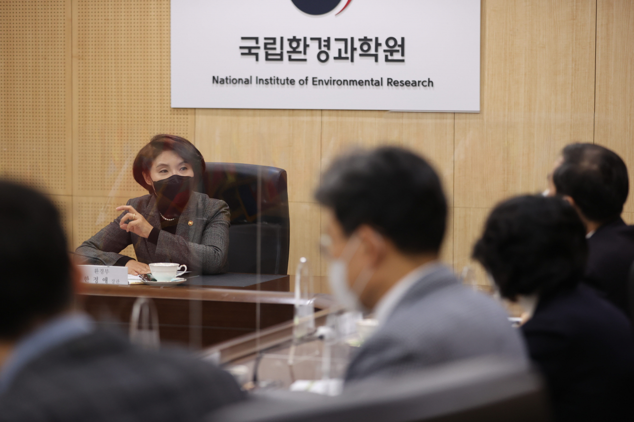 한정애 환경부 장관이 21일 인천 서구 종합환경연구단지 내 국립환경과학원을 찾아 국립환경과학원, 국립생물자원관, 국립환경인력개발원, 한국환경공단 등 산하기관으로부터 보고를 받고 있다. [환경부 제공]