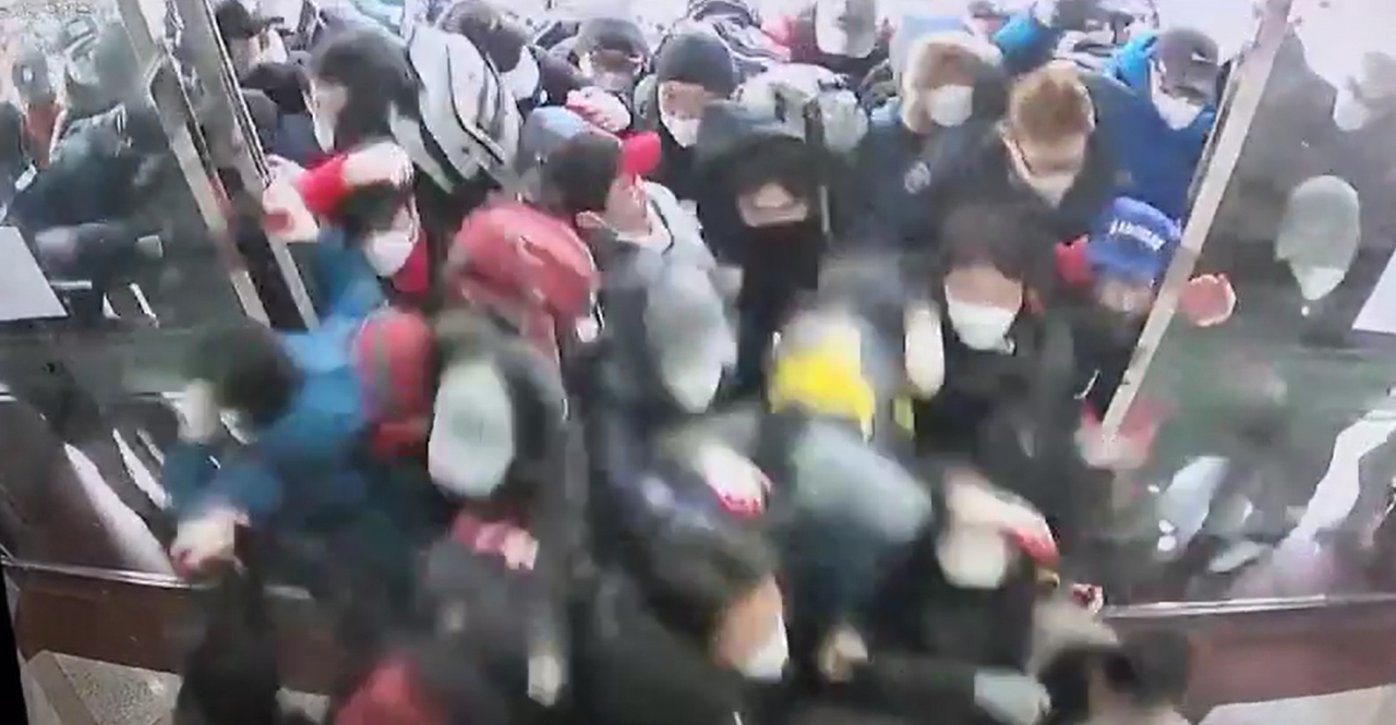 민주노총 전국택배노동조합(택배노조) 조합원들이 지난 10일 서울 중구 CJ대한통운 본사에 진입하고 있다. [연합]