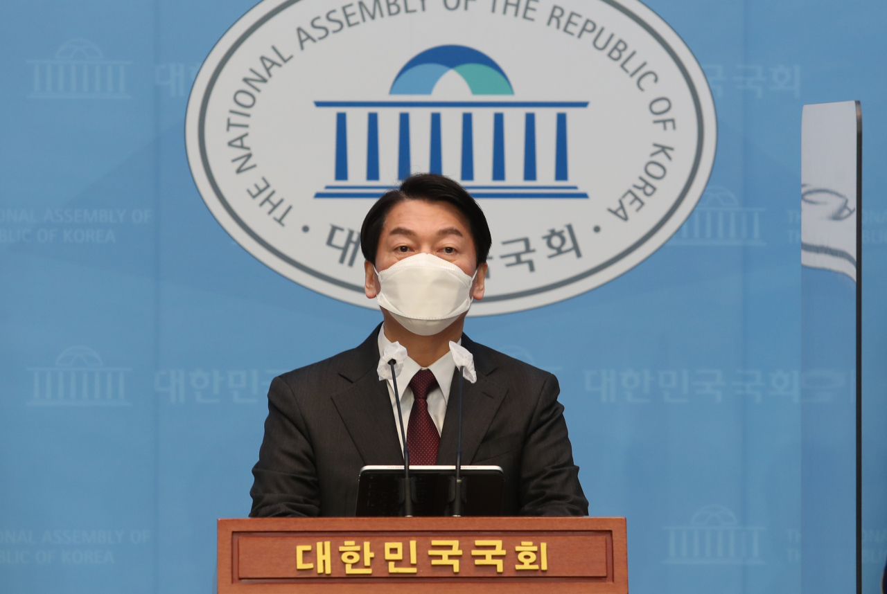 안철수 국민의당 대선후보가 20일 국회 소통관에서 "지난 일주일 기다리고 지켜보았다. 더이상의 무의미한 과정과 시간을 정리하겠다"며 국민의힘 윤석열 후보와의 단일화 결렬을 선언하고 있다. [연합]