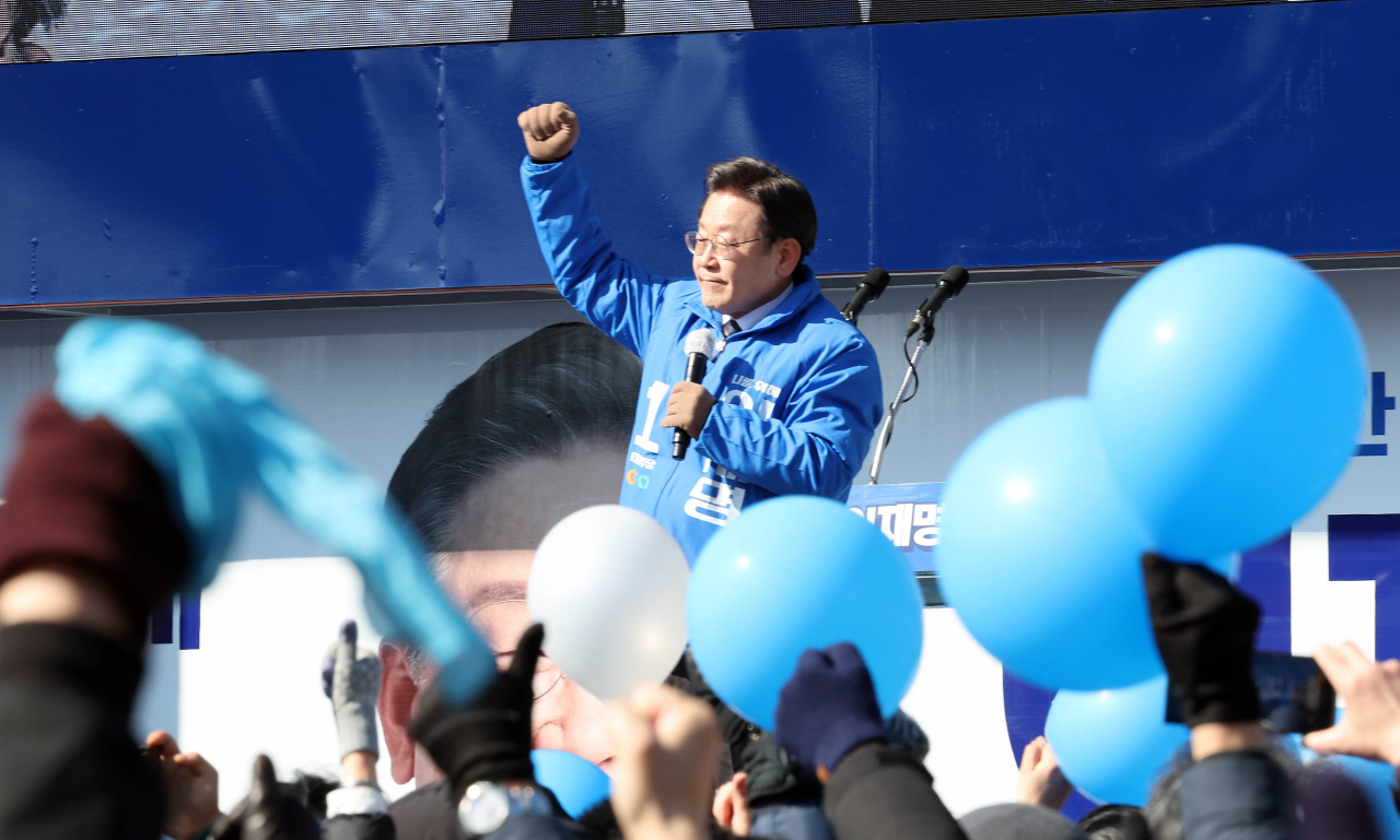 이재명 더불어민주당 대선 후보가 20일 오후 경기도 안양시 안양중앙공원에서 열린 "'안양'하세요, 이재명과 발전하는 경기 남부!" 안양 유세에서 지지자들의 환호에 답하고 있다. [연합]