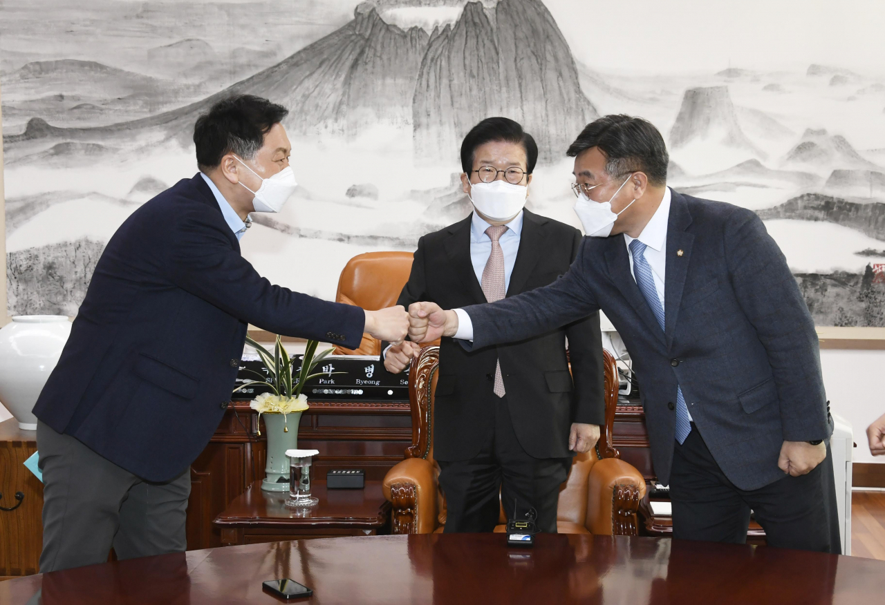윤호중 더불어민주당 원내대표(오른쪽)와 김기현 국민의힘 원내대표(왼쪽)가 21일 여의도 국회의장실에서 박병석 국회의장 주재로 열린 추경안 처리 문제로 여야 원내대표 회동에서 인사하고 있다. 이상섭 기자