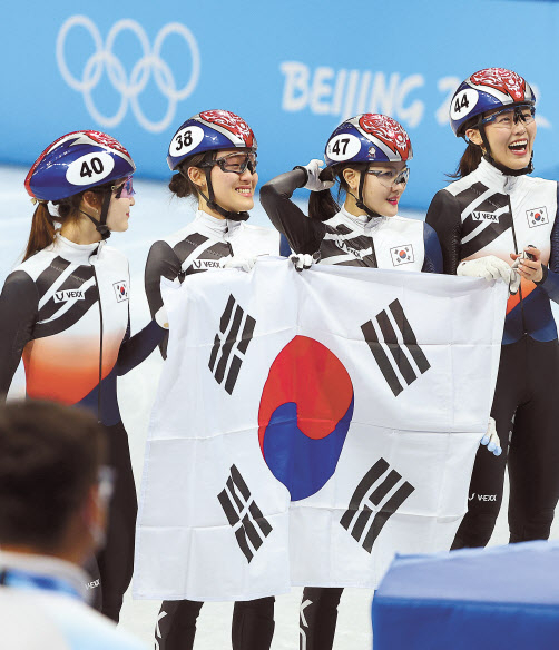 쇼트트랙 여자계주 3000m 은메달을 획득한 한국 쇼트트랙 대표팀이 태극기를 들고 기뻐하고 있다. [연합]