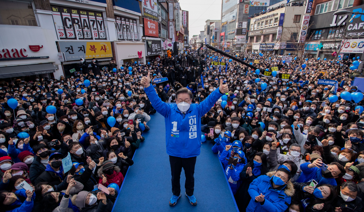 더불어민주당 이재명 대선후보가 지난 19일 전북 전주시 전북대학교 앞에서 열린 ‘새로운 전북의 미래, 균형발전의 중심 전북!’전주 집중 유세에서 지지자에게 인사하고 있다. [연합]