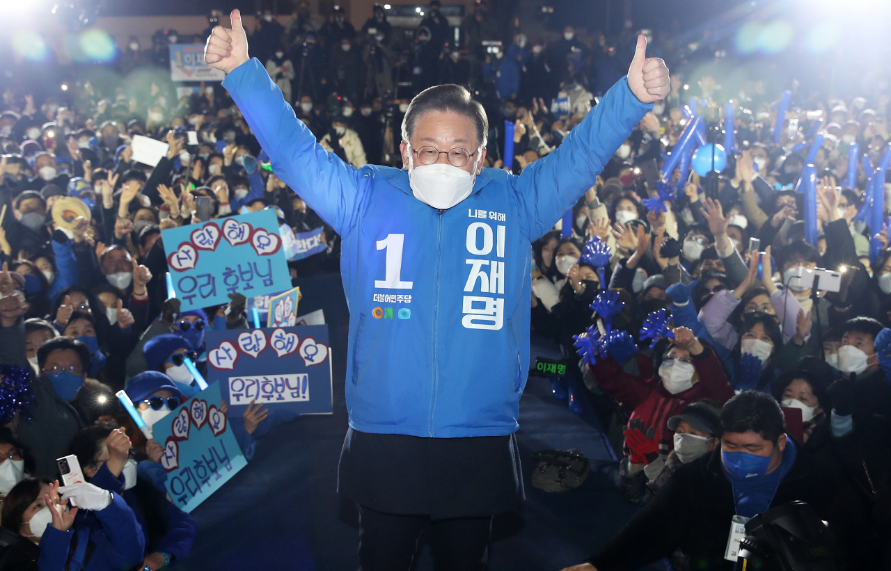 더불어민주당 이재명 대선 후보가 지난 18일 저녁 광주 5·18민주광장에서 열린 ‘광주 정 신으로 미래를 열어주십시오’ 집중유세에서 지지자와 시민들에게 인사하고 있다. [연합]