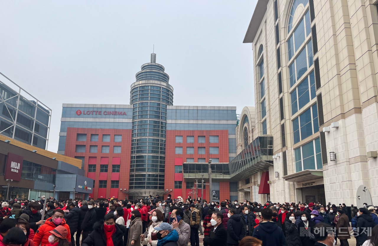 지난 20일 오전 윤석열 국민의힘 대선후보의 울산 남구 롯데백화점 앞 거점유세가 끝난 후 지지자들이 모여 있는 모습. [신혜원 기자]