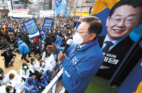 이재명 더불어민주당 대선 후보와 윤석열 국민의힘 대선 후보가 각각 양당의 전통적 강세 지역인 호남과 대구·경북 지역에서 ‘텃밭 사수’ 경쟁을 치열하게 벌이고 있다. 사진은 지난 19일 전북 익산시를 찾은 이 후보의 유세 장면이다. [연합]