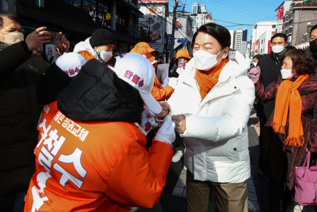 국민의힘과의 야권 단일화 결렬을 선언한 안철수 국민의당 대선후보가 20일 서울 마포구 홍대거리에서 열린 유세에서 선거운동원과 인사하고 있다. [연합]