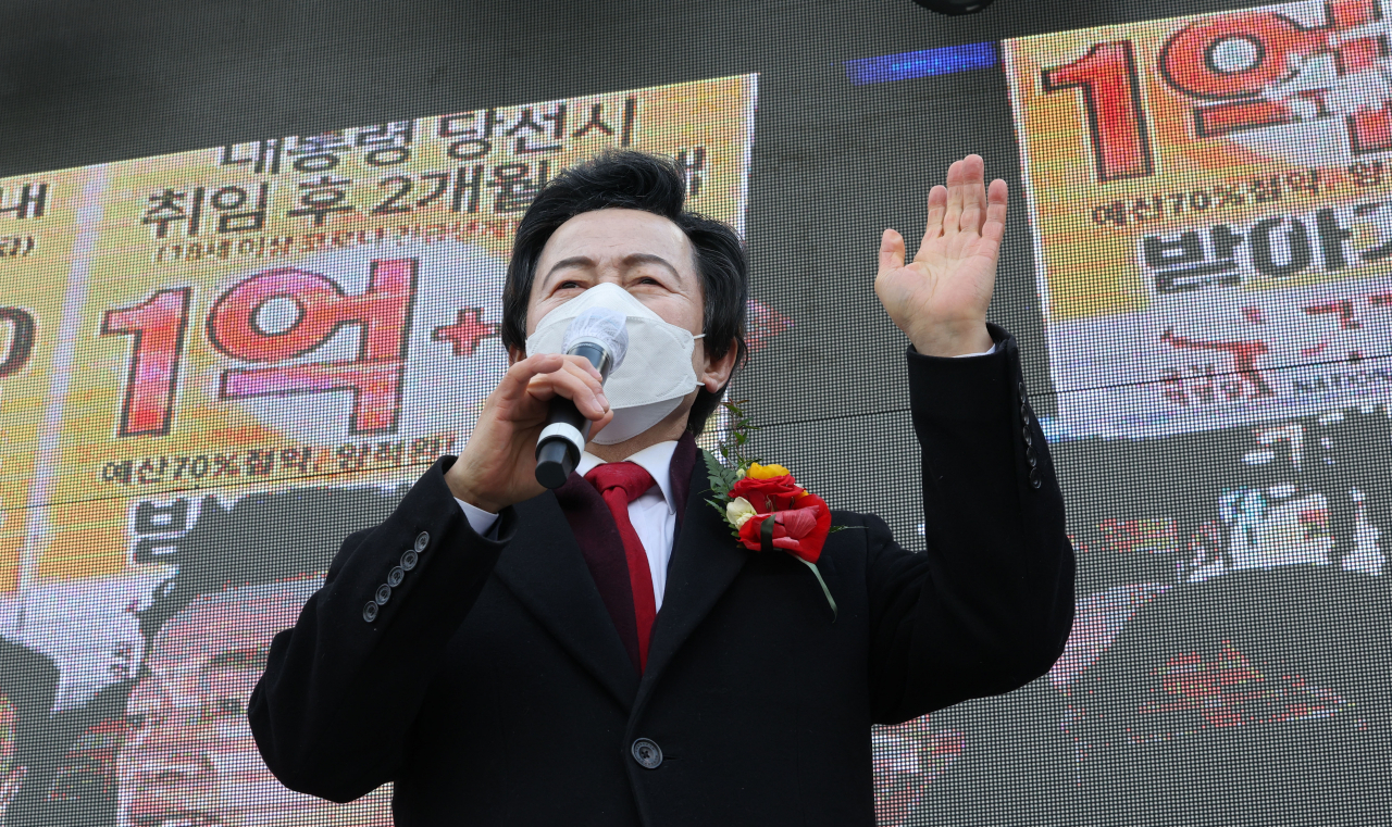허경영 국가혁명당 대선 후보가 제20대 대통령선거 공식 선거운동 첫날인 지난 15일 서울 여의도 국회 앞에서 열린 출정식에서 연설하고 있다. [연합]