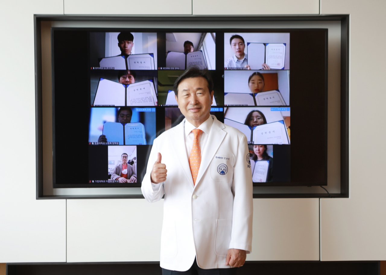 [사진설명] 자생한방병원 설립자 신준식 박사가 비대면 전달식을 통해 장학금과 장학증서를 전달한 뒤 기념촬영을 하고 있다.