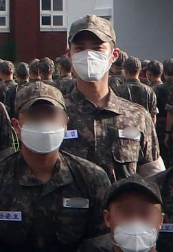 South Korean actor Park Bo-gum poses with other Navy recruits at a basic training camp, in this file photo captured from the homepage of the Naval Education and Training Command, on Sept. 10, 2020. (Yonhap)