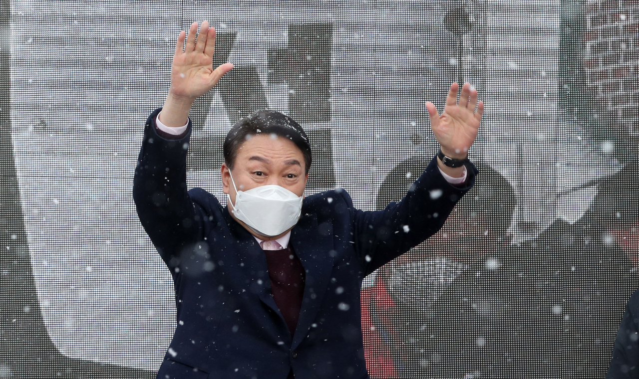 국민의힘 윤석열 대선 후보가 지난 16일 오전 광주 광산구 송정매일시장에서 열린 거점유세에서 지지자들의 환호에 손을 들어 답하고 있다. 연합뉴스