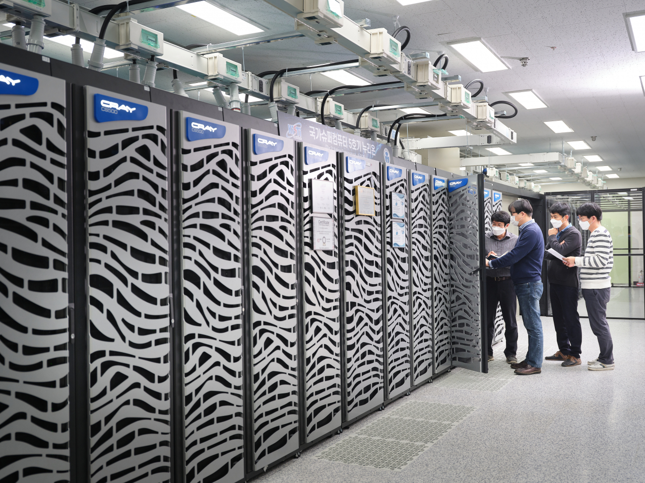 KISTI 연구진이 슈퍼컴퓨터 5호기 ‘누리온’을 점검하고 있다.[KISTI 제공]