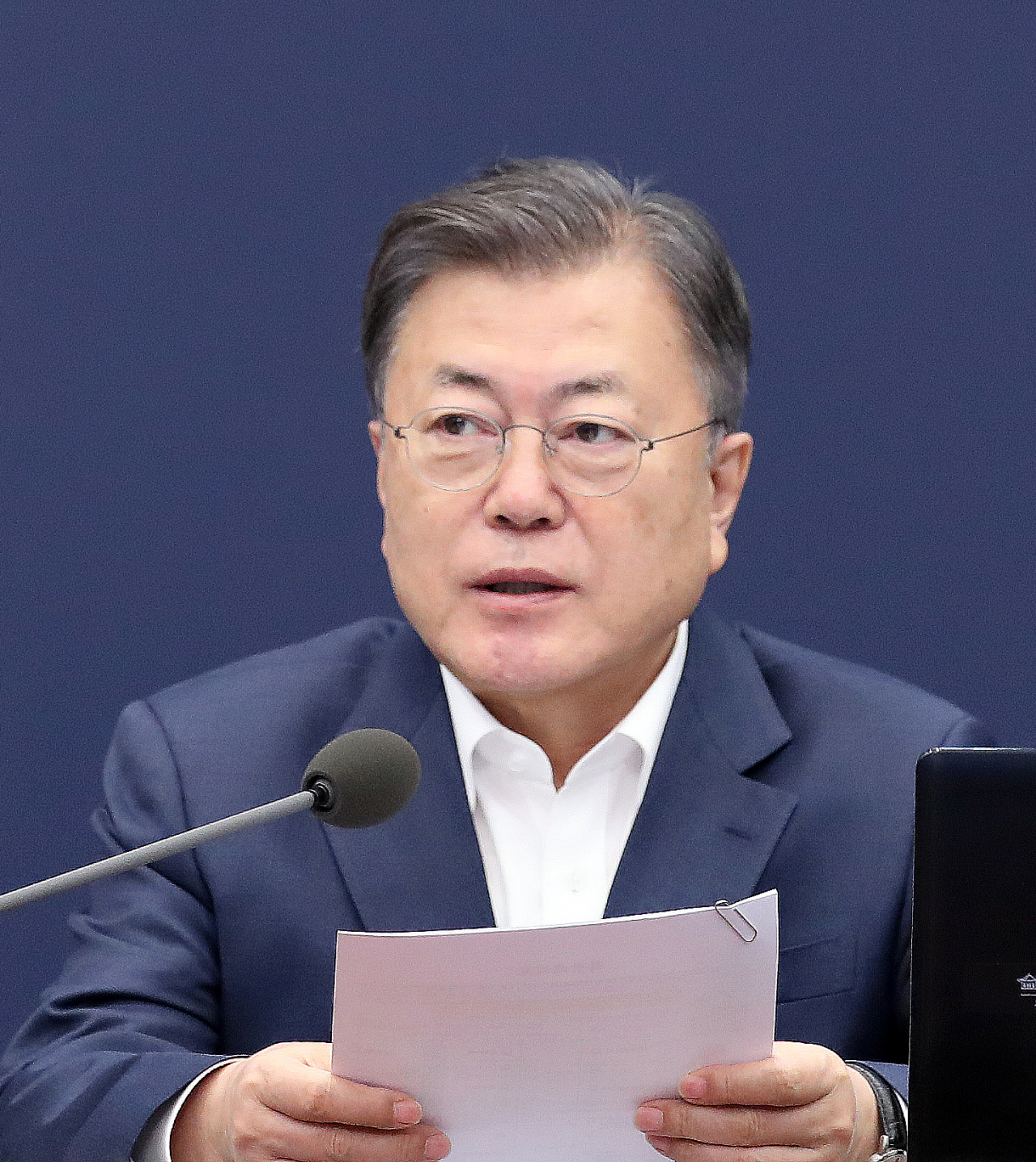 문재인 대통령이 21일 오후 청와대 여민관에서 열린 수석보좌관회의에서 발언하고 있다. 연합뉴스