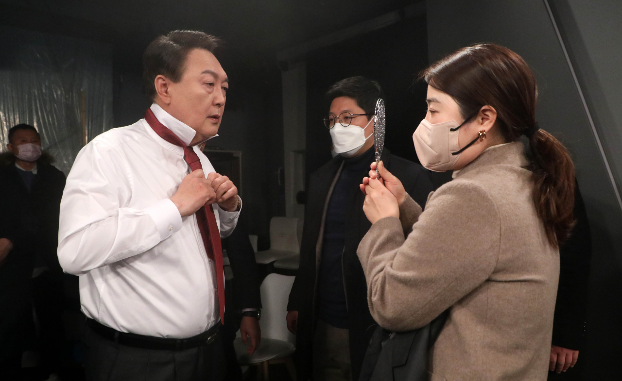 윤석열 국민의힘 대선후보가 20일 방송광고 촬영을 위해 서울 중구 한 방송사에서 방송광고 촬영을 위한 준비를 하고 있다. 윤 후보는 이날 공개 일정을 잡지 않고 방송 광고 촬영과 토론 준비에 들어갔다. [연합]