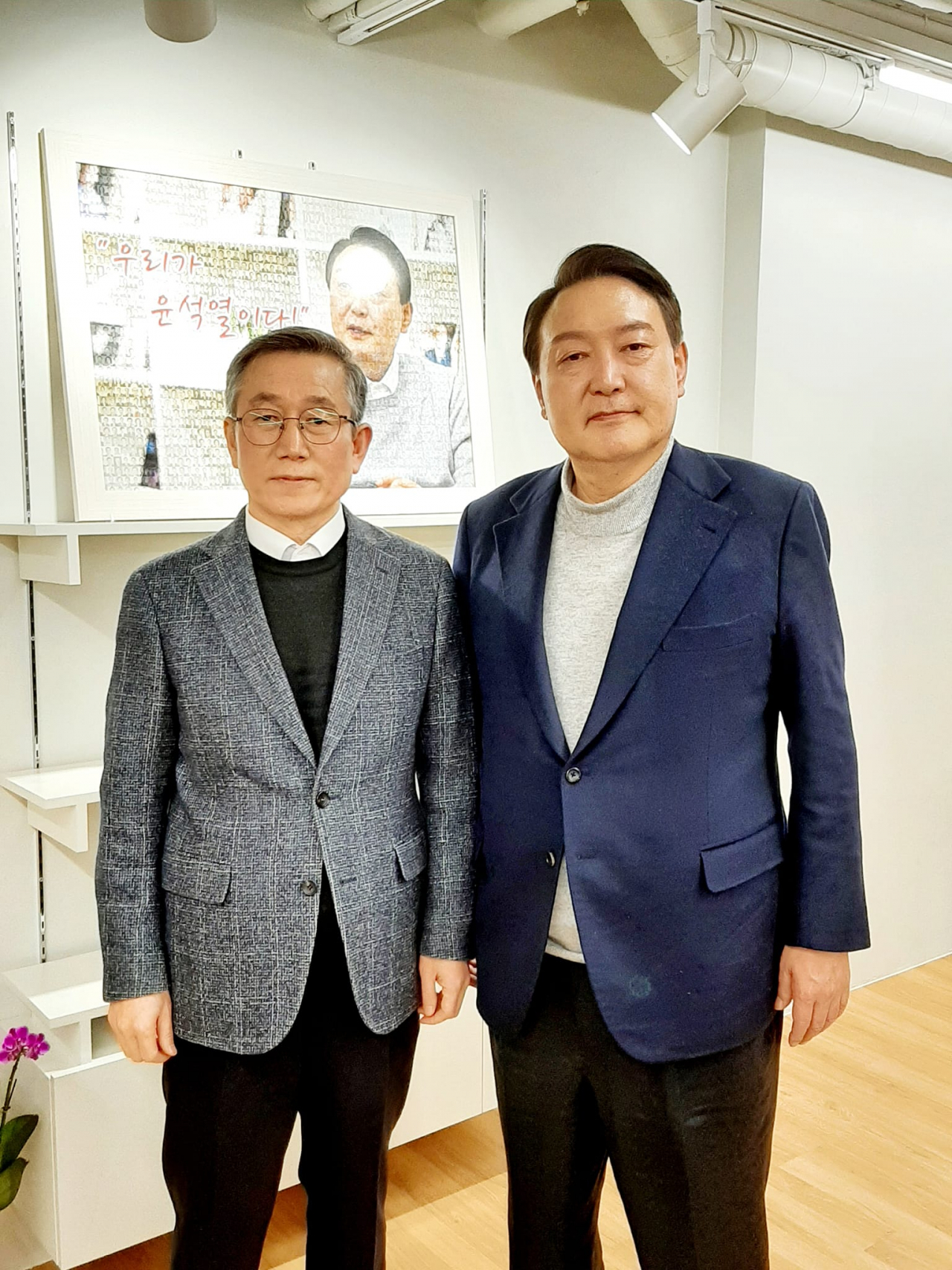 더불어민주당 이낙연 대선경선 후보 캠프 공보단장을 맡았던 정운현(왼쪽) 전 국무총리실 비서실장과 윤석열 국민의힘 대선후보. 정 전 실장은 21일 페이스북에서 "최근 양쪽을 다 잘 아는 지인의 주선으로 윤 후보를 만났다. 윤 후보로부터 도와달라는 요청을 받고서 당혹스러웠습니다만, 결국은 수락했다"며 "얼마 전에 미국의 〈워싱턴 포스트〉는 '제20대 한국 대선은 차악을 뽑는 선거'라고 지적했다. 제가 윤 후보를 돕기로 한 것은 바로 그 차악(次惡)을 선택한 셈"이라고 설명했다. [사진=정운현 전 실장 페이스북]