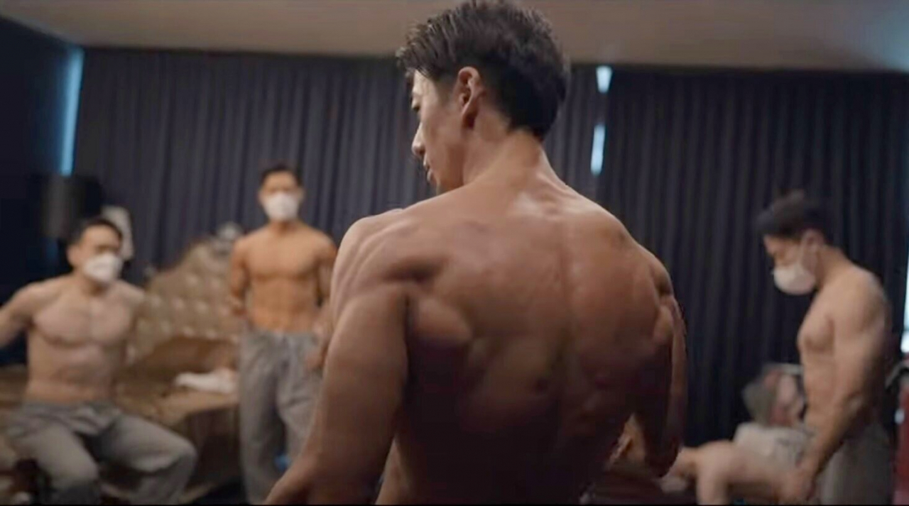 격무 중 틈새시간에 몸짱 훈련을 하고 있는 서울아산병원 간호사들이 달력을 만들어 판뒤 판매금 전액을 기부했다.