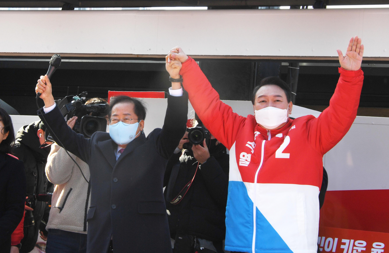 윤석열 국민의힘 대선 후보가 15일 오후 대구 동구 동대구역 광장에서 열린 거점 유세에서 지지 연설을 마친 홍준표 선대본 상임고문과 인사하고 있다. [연합]