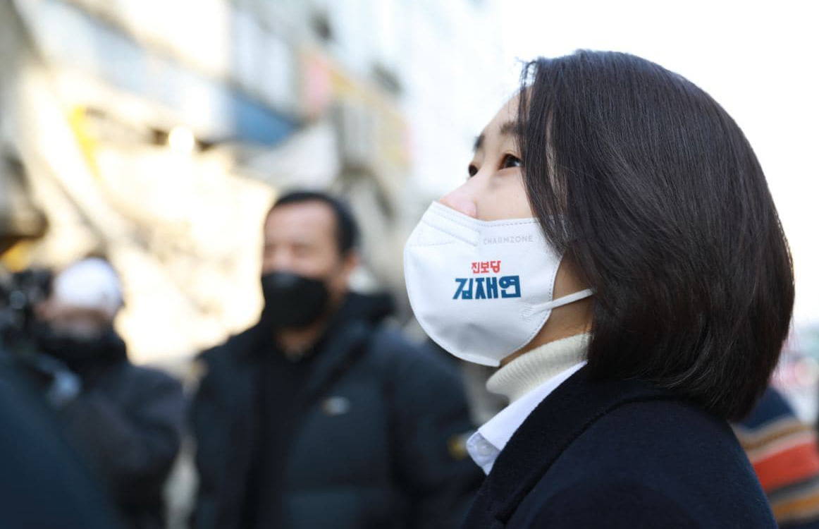 진보당 김재연 대선후보가 21일 광주시 화정동 신축 아파트 붕괴 현장을 방문, 사고 현장을 둘러보고 있다. 연합뉴스