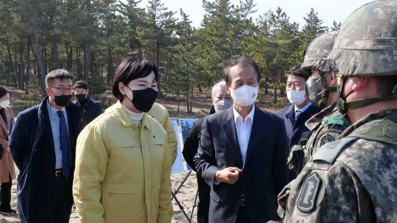 전현희 국민권익위원장은 지난 18일 강원도 양양군을 방문해 국방부에 제도개선을 권고한 미사용 해안철조망과 초소 등 군사시설 철거 현황을 점검했다. 전 위원장과 최문순 강원지사가 군 관계자로부터 철거 현황에 대해 설명을 듣고 있다. [권익위 제공]