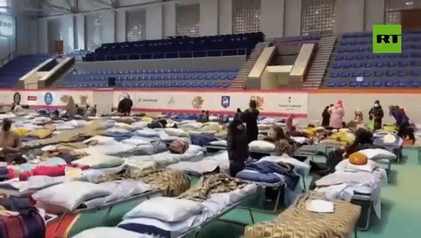 러시아 로스토프주 한 스포츠센터에 우크라이나 난민을 위한 간이 침상이 다닥다닥 붙어있다. [리아노보스티 유튜브채널]