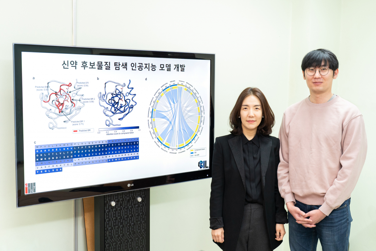 남호정(왼쪽) 교수와 이인구 석박통합과정생.[GIST 제공]
