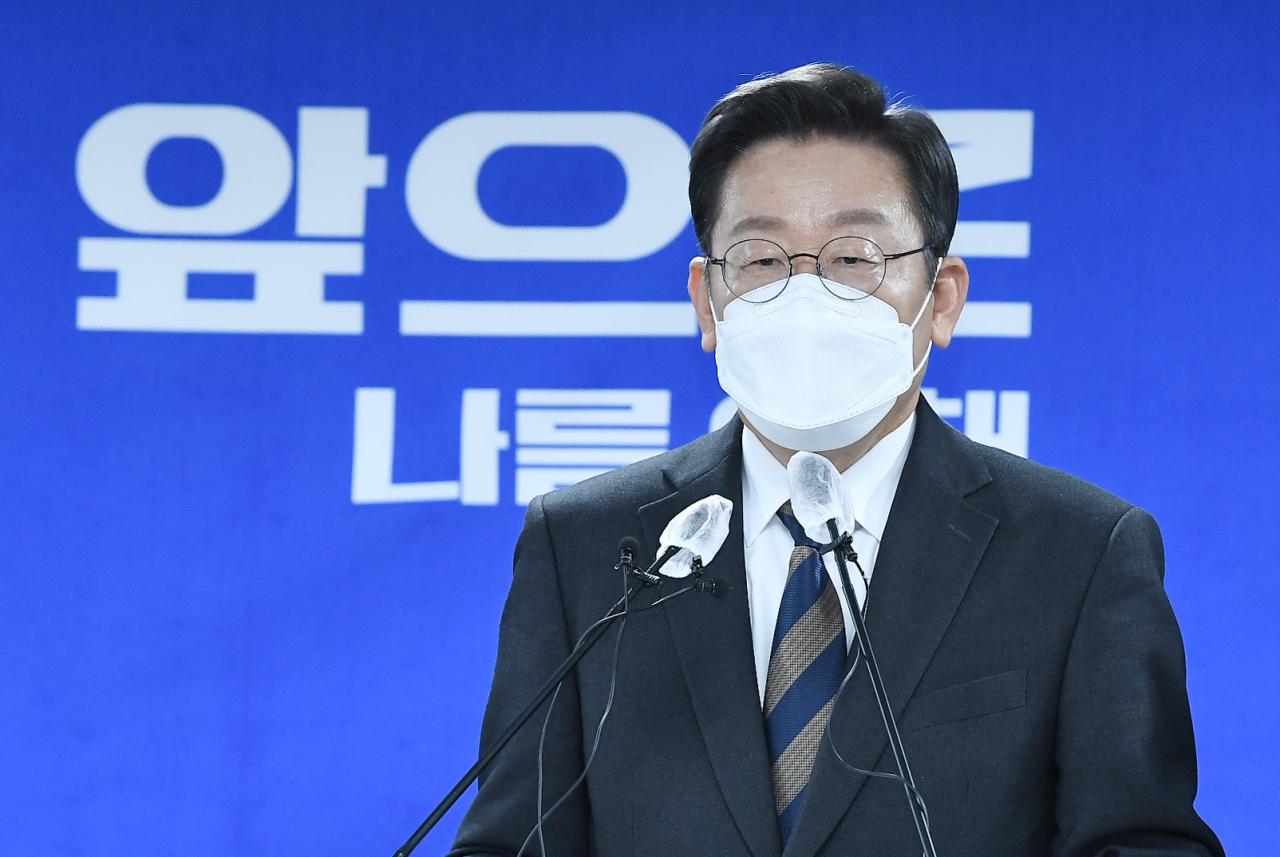 이재명 더불어민주당 대선 후보가 21일 오전 서울 여의도 중앙당사에서 코로나 피해 극복과 대응 방안 관련 기자회견을 하고 있다. [연합]
