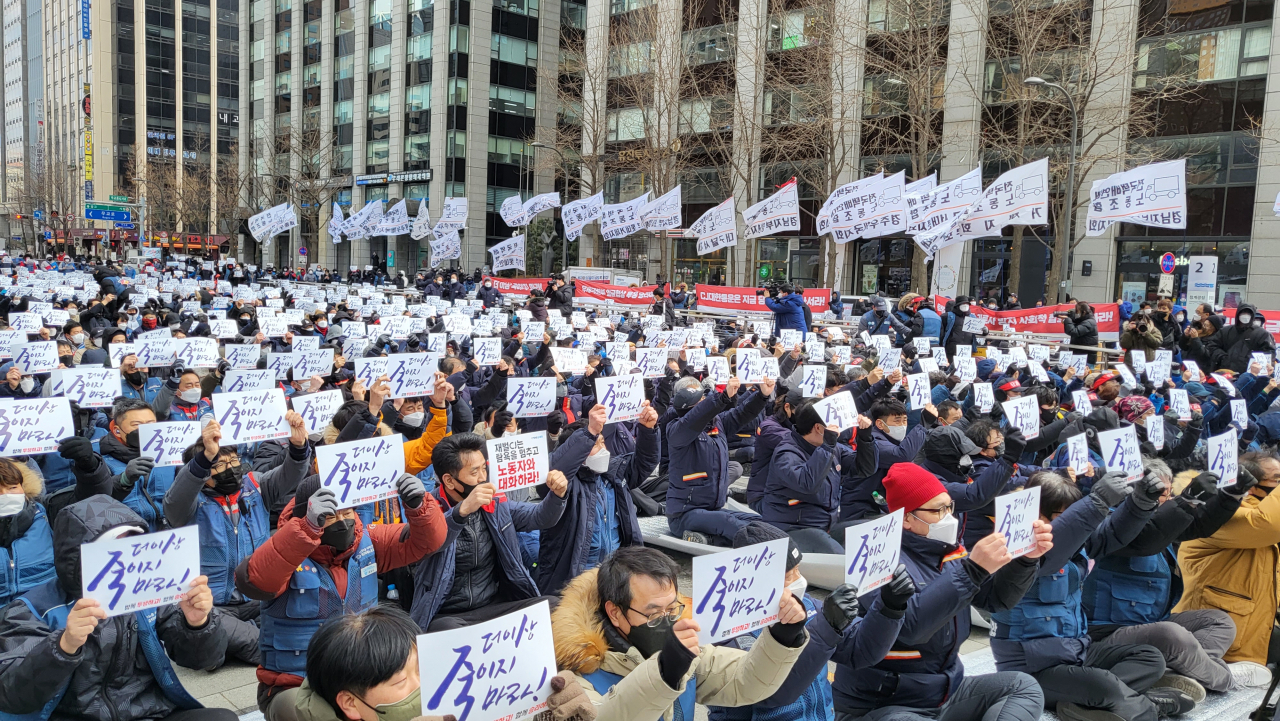 민주노총 전국택배노동조합(택배노조)이 21일 서울 종로구 청계광장에서 CJ대한통운의 과로사 방지 사회적합의 이행을 촉구하는 ‘2022 전국 택배노동자대회’를 개최하고 있다. 강승연 기자