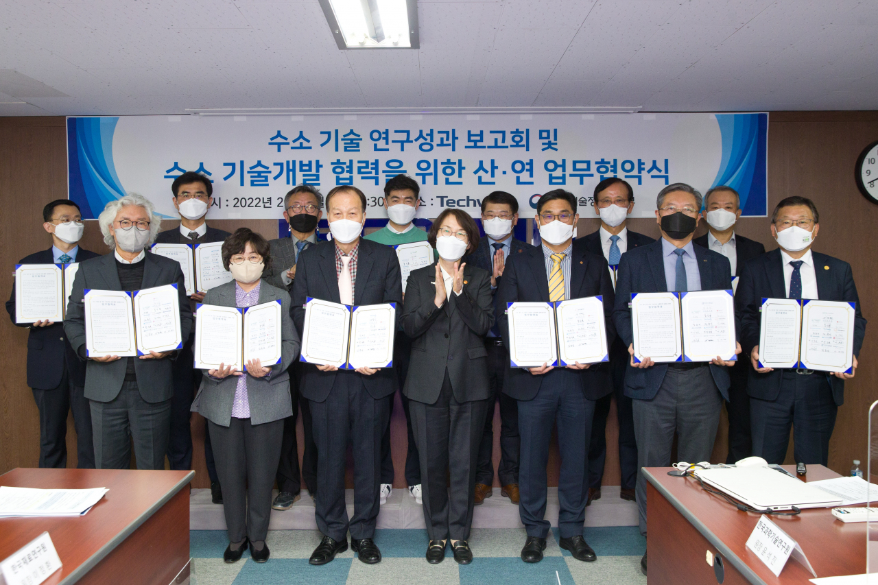 임혜숙 과학기술정보통신부 장관과 참석자들이 기념촬영을 하고 있다.[과기정통부 제공]