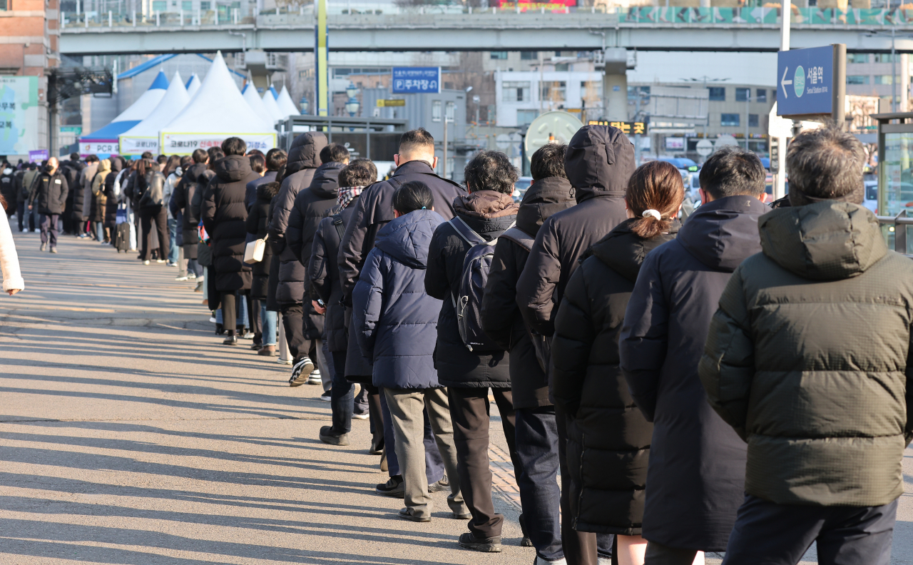 21일 오전 서울 중구 서울역 코로나19 임시 선별검사소에서 시민들이 검사를 받기 위해 긴 줄을 서 있다. [연합]