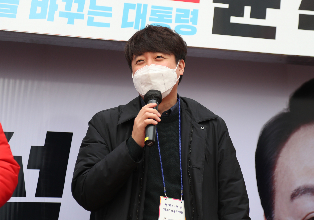 이준석 국민의힘 대표가 19일 대구 달성군 유가읍 테크로폴리스 엠스퀘어 광장에서 윤석열 후보에 대한 지지를 시민들에게 호소하고 있다. [연합]