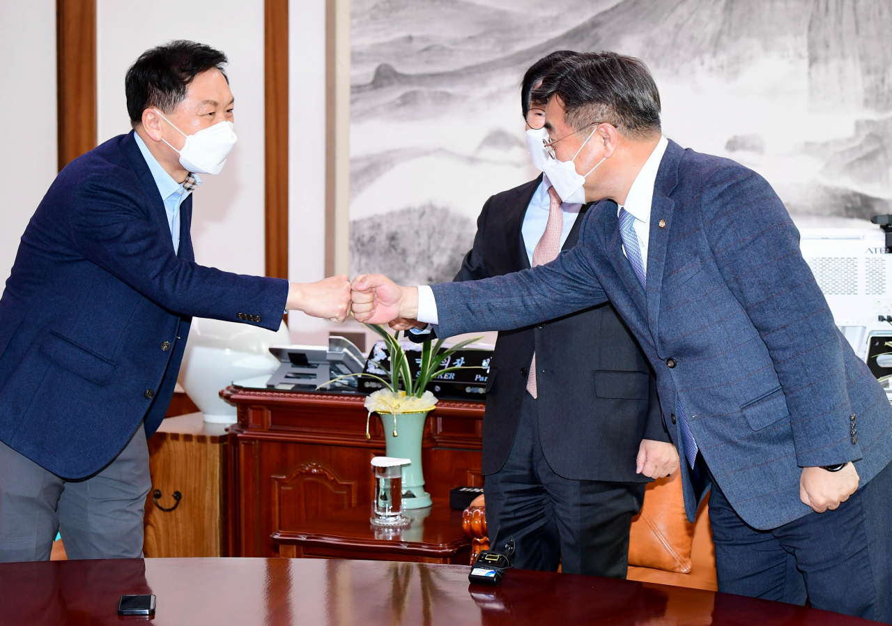 윤호중 더불어민주당 원내대표(오른쪽)와 김기현 국민의힘 원내대표(왼쪽) [연합]